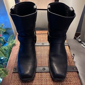 Frye Harness 8R in Black
